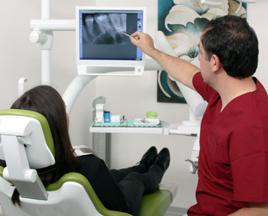 Karies befallene Zähne können mit Füllungstherapie behandelt werden.