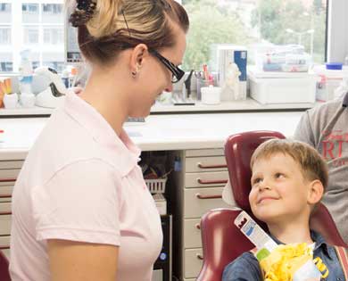Zähne von Kindern brauchen besondere Pflege bei besonderen Bedürfnissen.