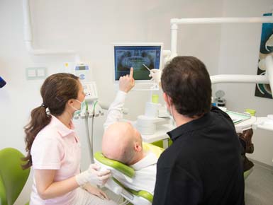 Zähne müssen vor Implantatbehandlung vorbehandelt werden in Erfurt.