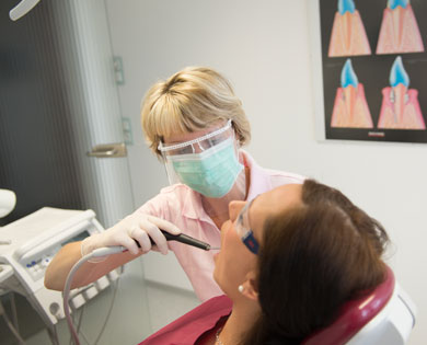 Die PZR bei Praxis Paudler hilft Ihre Zähne vor Karies zu schützen.