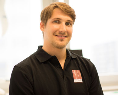 Physiotherapeut Marc Schallert hilft mit manueller Therapie Kiefer.